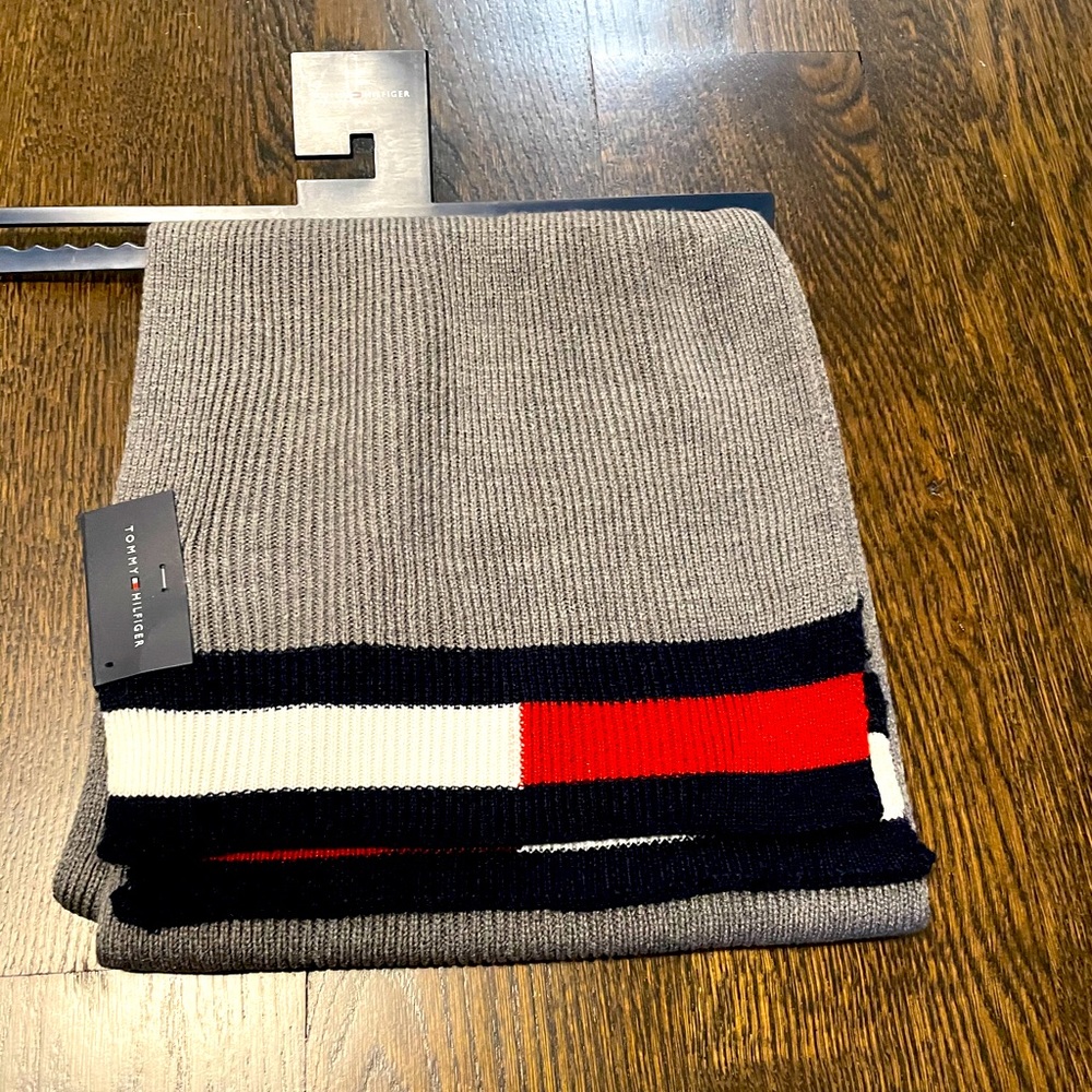 Tommy Hilfiger scarf